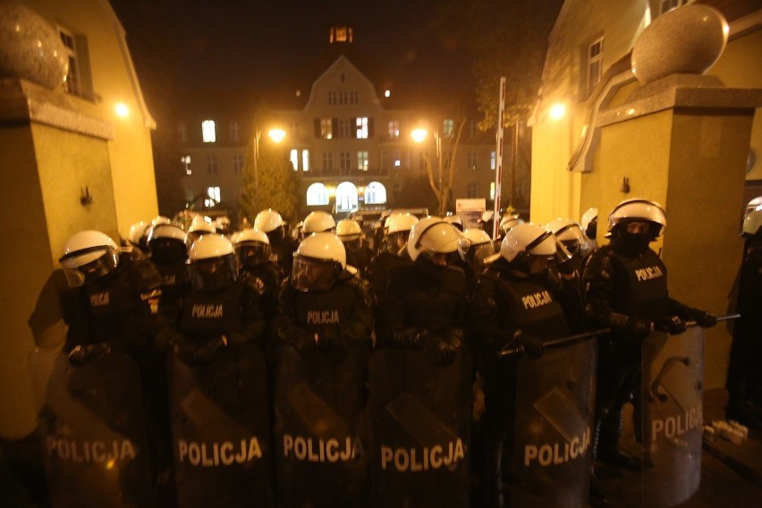 Po godz. 22.00 doszło do kolejnych starć z policją, tym...