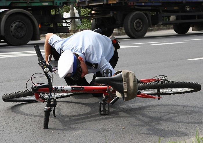 Mlody rowerzysta wpadl pod samochód na przejściu dla...