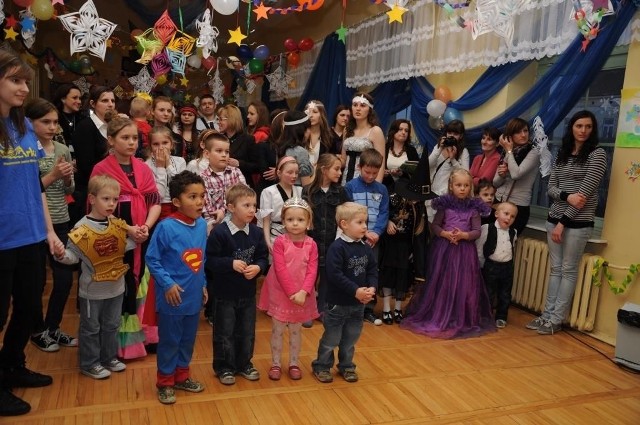 Dzieci z podstawówki w Sokolnikach poprzebierane za różne postacie doskonale bawiły się na balu karnawałowym w liceum Kopernika w Radomiu.