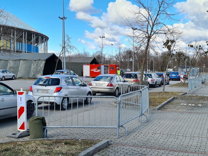 W Toruniu działają cztery punkty poboru wymazów. Tworzą się...