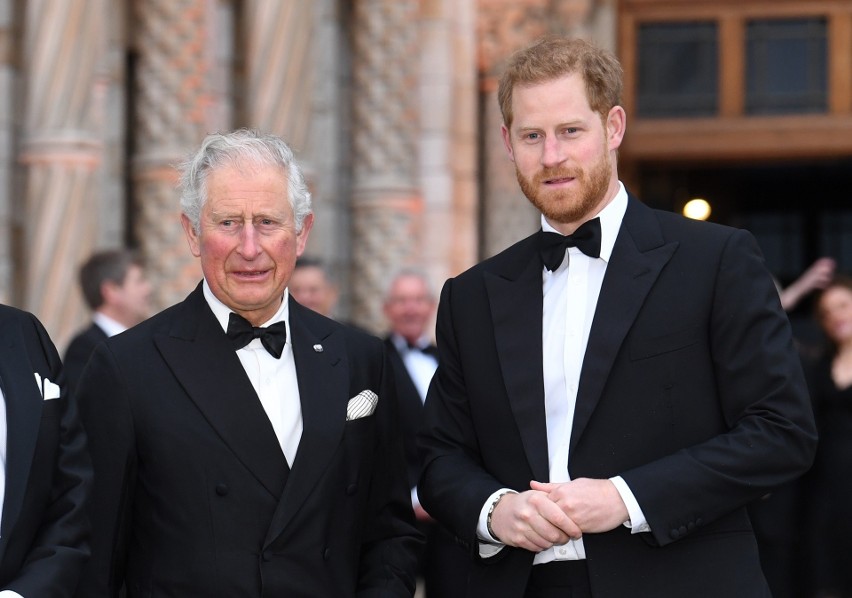 Książę Harry jest już w Londynie. W sobotę pójdzie z bratem Williamem za trumną księcia Filipa