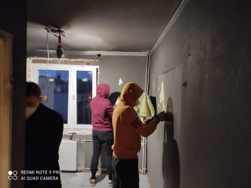 Mieszkańcy Władysławowa walczą ze skutkami nocnego pożaru, który strawił ich mieszkanie