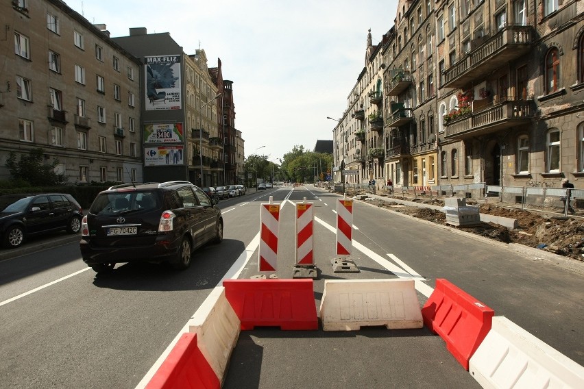 Wrocław: Koniec remontu na Wyszyńskiego. Jezdnia równa jak stół (ZDJĘCIA)