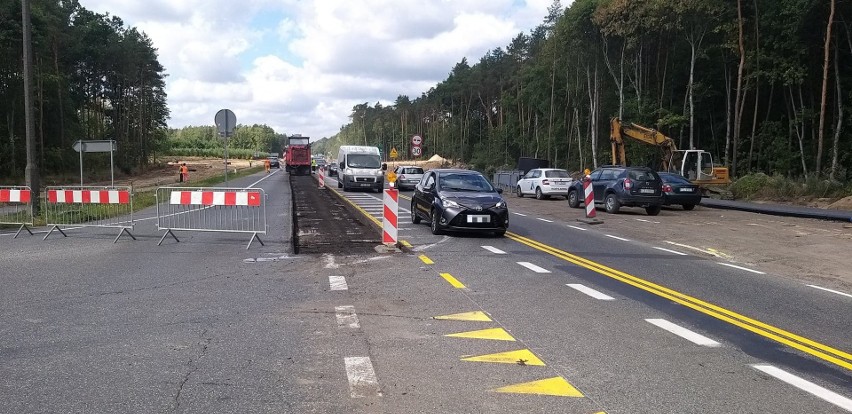 Trwa budowa ronda turbinowego w Białych Błotach. W nocy z 23...