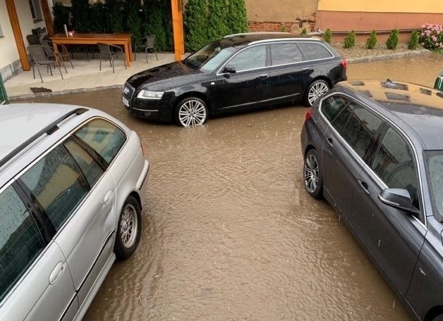 Ulewa nad powiatem krapkowickim. Zalane posesje, zniszczone drogi.