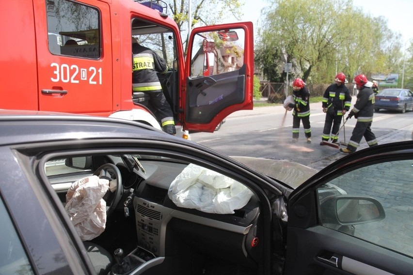 Wrocław: Wypadek na wyjeździe z miasta. Ranna kobieta i jej 3-letnie dziecko (ZDJĘCIA)