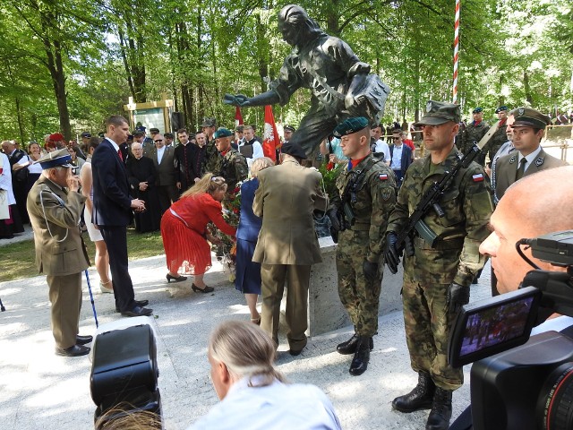 Hołd „Ince” oddał m.in. jej kolega z oddziału Józef Rusak (pierwszy z lewej). Obok podlaski poseł PiS Dariusz Piontkowski.