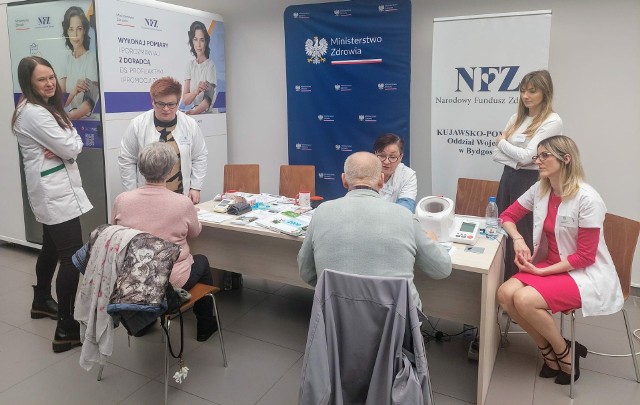 W Polsce wśród osób po 65 roku życia co najmniej 2 mln spożywa dziennie po 5 leków, dlatego jest ogromna potrzeba wprowadzenia opieki farmaceutycznej, aby ta niekontrolowana wielolekowość nie szkodziła seniorom.