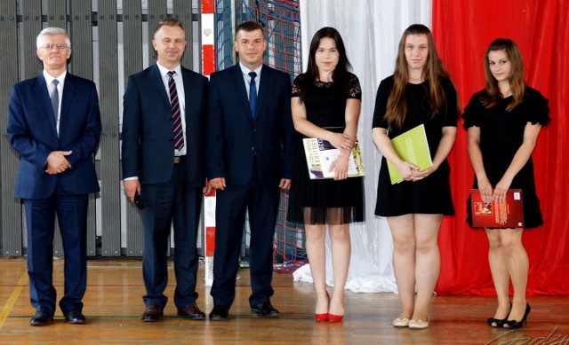 Wyróżniający się uczniowie Zespołu Szkół Rolniczych w Cudzynowicach na zakończenie roku szkolnego otrzymali nagrody.
