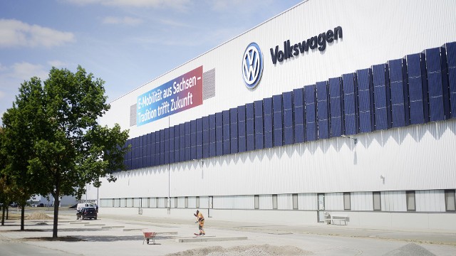 W ślad za planami marki Volkswagen dotyczącymi ofensywy na płaszczyźnie elektromobilności, zakład produkcyjny w Zwickau zamienia się właśnie w największą, najbardziej wydajną i najbardziej ekologiczną fabrykę elektrycznych aut w Europie.Fot. VW