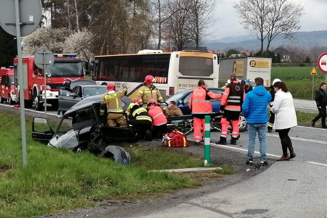 - Dwa samochody osobowe marki Volkswagen zderzyły się ze sobą, a następnie z autobusem. Poszkodowane zostały dwie osoby. Na miejscu wciąż jest jedna jednostka OSP, a ruch odbywa się wahadłowo - przekazał "Gazecie Wrocławskiej" dyżurny Komendy Powiatowej PSP w Kłodzku.