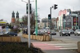 Wypadek w Poznaniu: Na rondzie Śródka osobówka wjechała w przystanek tramwajowy