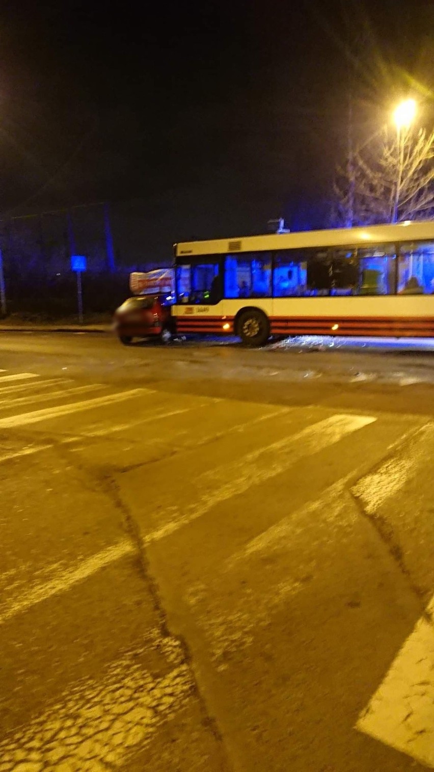 Stłuczka na skrzyżowaniu w okolicy ul. Bandurskiego w Szczecinie. Zderzenie samochodu i autobusu