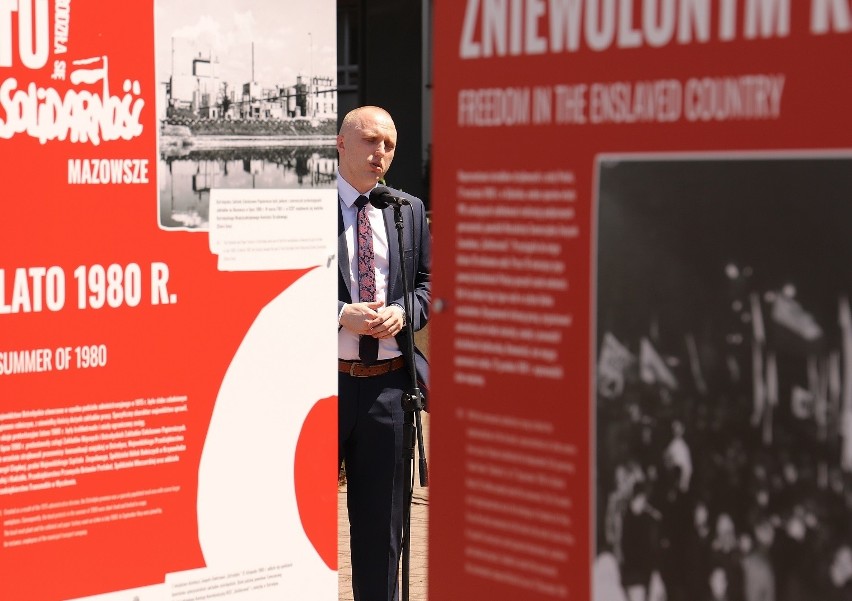 Otwarcie wystawy „Tu rodziła się Solidarność” w Ostrołęce. Ekspozycję przygotował Instytut Pamięci Narodowej. Zdjęcia. 1.07.2020