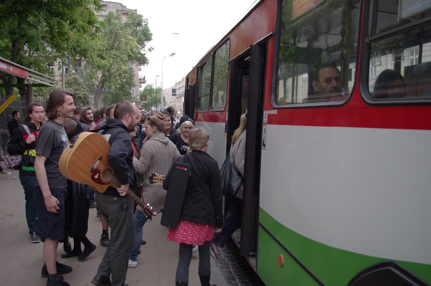 Siódme urodziny klubu Tektura: Punkowy koncert w trolejbusie (ZDJĘCIA)