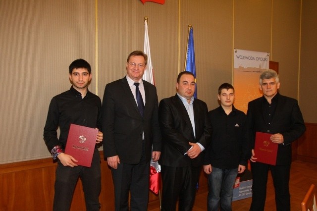 Pamiątkowe zdjęcie nowych obywateli. Od lewej: Davit Baroyan, wojewoda Ryszard Wilczyński, Artak i Atrur Babajanowie oraz Jarosław Grynczyszyn