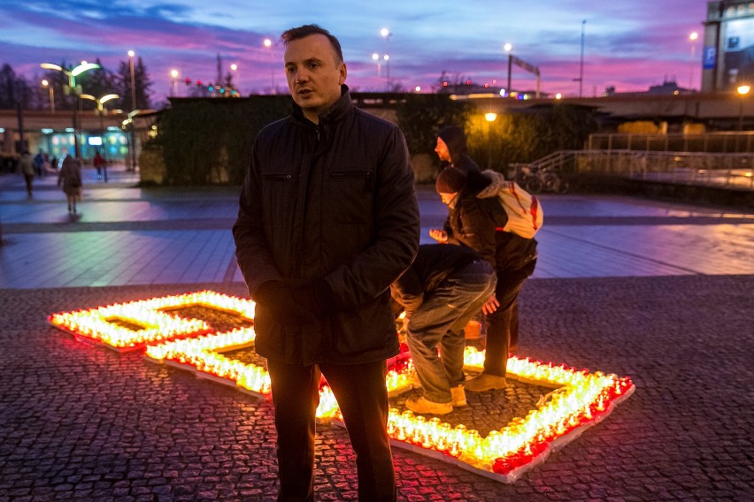 Setki zniczy stanęły na rondzie Mogilskim