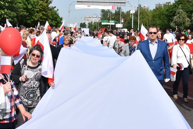 Mieszkańcy Jastrzębia przemaszerowali ulicami miasta z 550-metrową flagą Polski! Happening zorganizowano z okazji przypadającego na 2 maja Święta Flagi RP, ale przy okazji uczczono 55-lecie miasta i 100-lecie odzyskania niepodległości. W przemarszu z alei Piłsudskiego do hali na Jana Pawła II uczestniczyło blisko 1000 jastrzębian