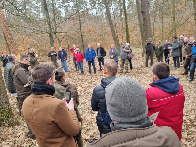 Uczestnicy spotkania wspólnie udali się do lasu, gdzie na własne oczy zobaczyli zagadnienia prezentowane podczas rozmów.