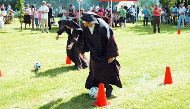 Slalom z piłką nożną w wykonaniu sióstr zakonnych bardzo podobał się publiczności