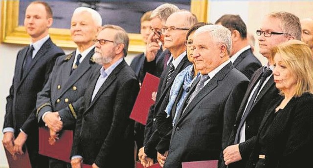 Członkowie Narodowej Rady Rozwoju, m.in. prof. Ryszard Bugaj (trzeci od lewej), Roman Kluska (szósty od lewej) i prof. Elżbieta Mączyńska (pierwsza od prawej) odebrali wczoraj nominacje.