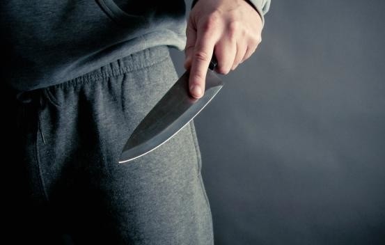 16-latek zaatakował rok młodszego kolegę podczas sprzeczki. Dźgnął go nożem.