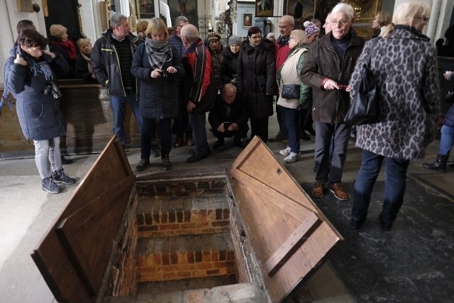 Do tej pory niedostępna, w sobotę była otwarta dla każdego chętnego - „Krypta pod Katedrą Św. Janów”. Z okazji 20 lat na Liście Światowego Dziedzictwa UNESCO można było zwiedzać prezbiterium i zejście do podziemi w Katedrze. Info z Polski - przegląd najważniejszych i najciekawszych informacji z kraju [30.11.2017]