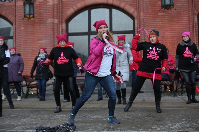 W 80 miejscowościach w Polsce, w setkach miast i miasteczek na  świecie, no i oczywiście w Słupsku odbyła się dzisiaj (środa 14.02) akcja Nazywam się Miliard /One Billion Rising.Przed słupskim ratuszem kilkadziesiąt os&oacute;b tańczyło wsp&oacute;lnie, by zaprotestować w ten spos&oacute;b przeciwko przemocy wobec kobiet i dziewcząt. Akcję One Bilion Rissing zapoczątkowała Eve Ensler, autorka słynnych &bdquo;Monolog&oacute;w waginy&rdquo;, działaczka feministyczna i antyprzemocowa po fali gwałt&oacute;w w USA w 2011 roku.&lt;iframe src=&quot;//get.x-link.pl/8389435b-9f34-0432-e435-c0a9c3d714be,4bf02858-c185-1414-10e6-d246d0ee29fa,embed.html&quot; width=&quot;640&quot; height=&quot;360&quot; frameborder=&quot;0&quot; webkitallowfullscreen=&quot;&quot; mozallowfullscreen=&quot;&quot; allowfullscreen=&quot;&quot;&gt;&lt;/iframe&gt;