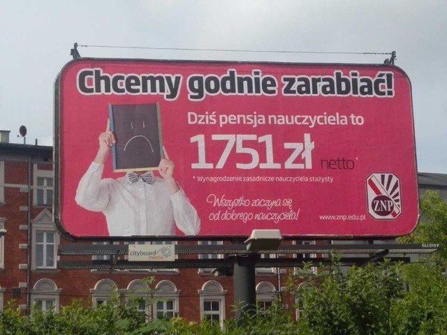 Billboardy prezentujące zarobki nauczycieli wyliczone przez ZNP stanęły w całej Polsce, także na Pomorzu. Można je zobaczyć w Gdańsku, Gdyni oraz Słupsku.