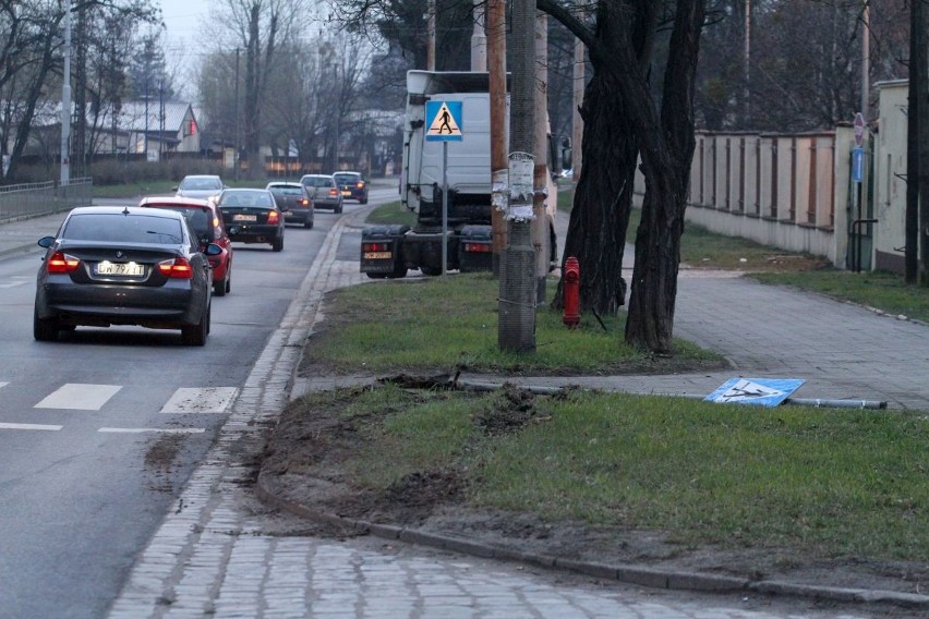 Ciężarówka ścięła znak drogowy przy przejściu dla pieszych 