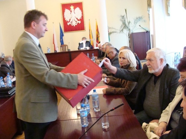 W głosowaniu tajnym radni wybrali na przewodniczącego Zdzisława Paprockiego. W komisji skrutacyjnej był m.in. Tadeusz Wiech.