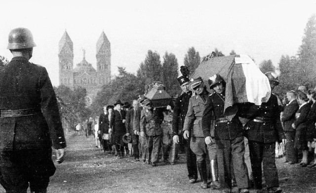 W 1947 roku na panewnickim cmentarzu spoczęły ekshumowane ofiary leśnych egzekucji. Cmentarnej mogiły z roku 1939 nie ekshumowano nigdy.