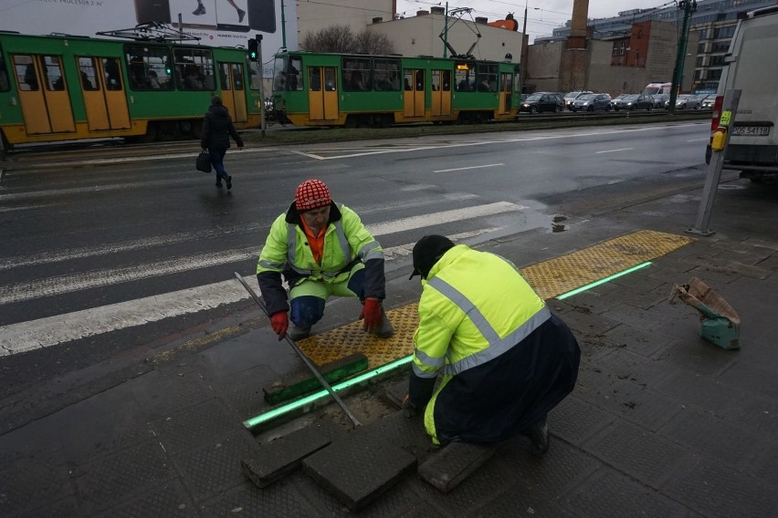 ZDM Poznań montuje świecące listwy przed przejściem dla...