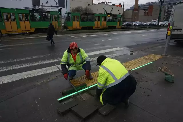 ZDM Poznań montuje świecące listwy przed przejściem dla pieszych na skrzyżowaniu ulic Estkowskiego i Garbary.