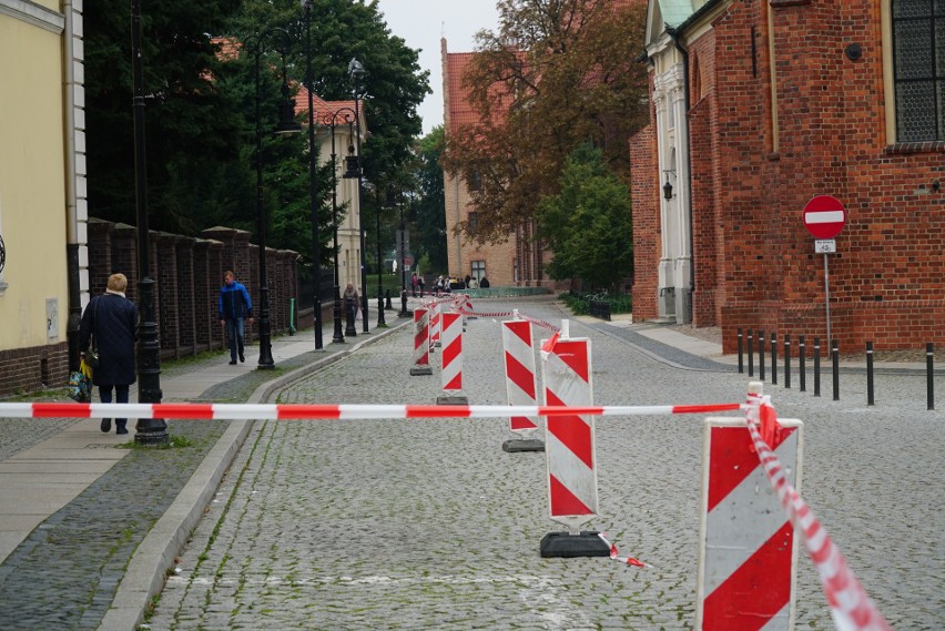 Miejsca parkingowe wokół katedry są wyznaczane, część...