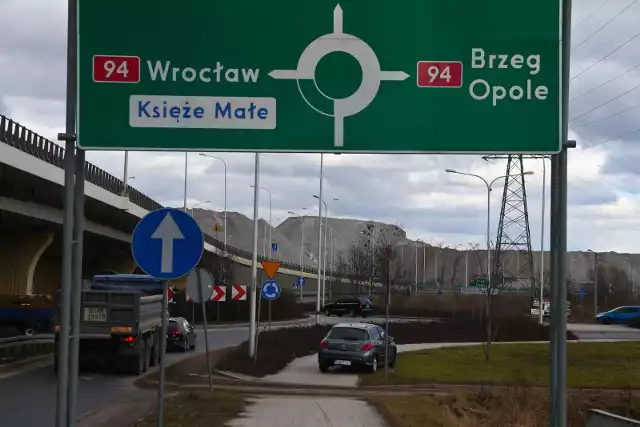 Władze gminy Siechnice dostrzegają rosnący ruch na drodze krajowej numer 94. W powiecie wrocławskim przebiega ona od Groblic do Radwanic i Wrocławia. W ciągu doby przejeżdża tam średnio 18 364 pojazdów.