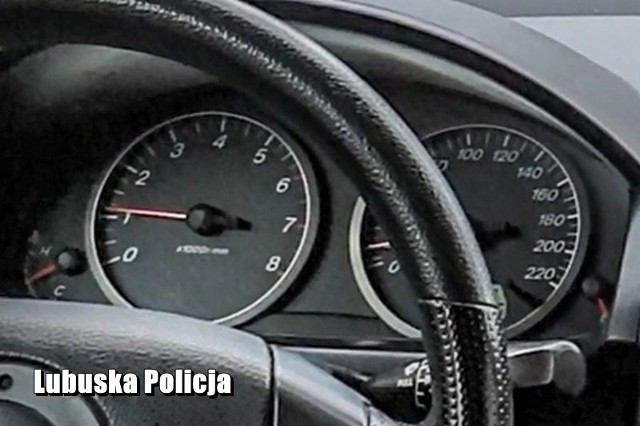 Policjanci skontrolowali licznik i okazało się, że pojazd ma przejechane o 19 tys. kilometrów mniej, niż na ostatnim przeglądzie technicznym.