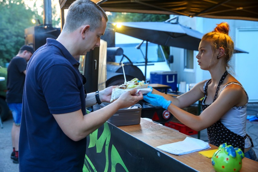 "Żarcie na kółkach". Foodtrucki znów zjechały do Krakowa