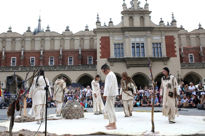 Kraków zmienił się w wielką plenerową scenę dla teatrów z całego świata [ZDJĘCIA]