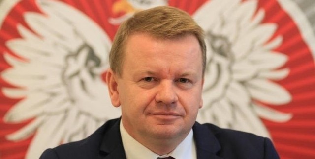 Ministerstwo edukacji przedstawiło raport o podręcznikach, który zamówił Przemysław Czarnek, szef resortu. W jego przygotowaniu brał udział Grzegorz Wierzchowski (na zdjęciu), były kurator oświaty w Łodzi, oskarżany, m.in. przez Lewicę, o homofobię. Czy w raporcie są jakieś odniesienia do tzw. ideologii LGBT? W części dotyczącej historii – tym przedmiotem zajmował się były kurator – nie. Za to wobec podręczników do tego przedmiotu pojawia się zarzut, że Budda jest przedstawiany korzystniej niż Jezus. Ponadto szlachta, zebrana jako pospolite ruszenie, wcale nie uciekła przed Kozakami pod Piławcami, jak opisał to Henryk Sienkiewicz – a za nim autor podręcznika. Natomiast pretensje wokół przedstawiania sporów o prawa osób LGBTQ+ zawiera część raportu na temat szkolnych książek do wiedzy o społeczeństwie... >>> Zobacz przykłady przy kolejnych ilustracjach >>>