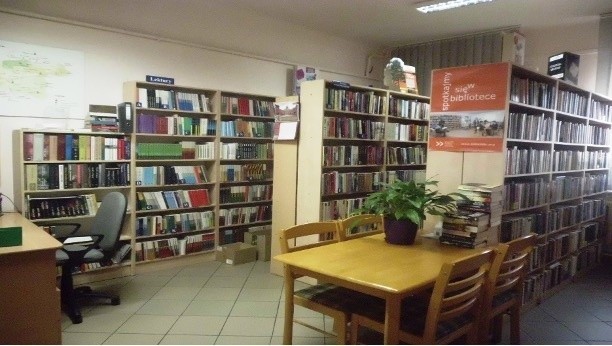 Biblioteka w Przytyku zachęca do czytania książek.