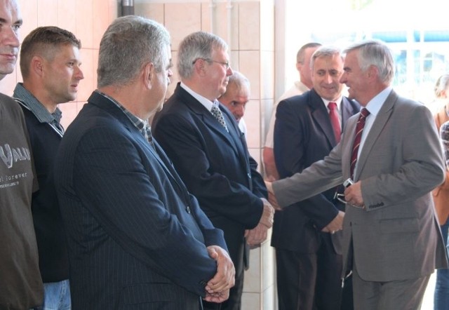 Burmistrz W. Krzyżanowski wita się z pracownikami ZEC i byłym prezesem Tadeuszem Pianką.