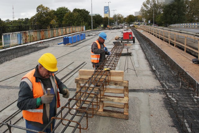 Oficjalnych opóźnień nie ma, ale słupski ratusz jest ostatnio zaniepokojony tempem prac na wiadukcie