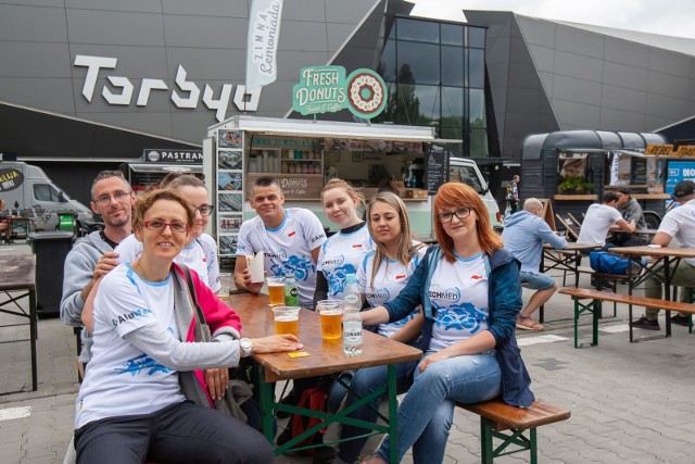 Podczas Enea Bydgoszcz Triathlon na parkingu przy Torbydzie odbywa się Food Truck Festiwal. Od piątku do niedzieli na głodnych bydgoszczan czekają samochody na kółkach, w których przygotowywane są pizza, frytki i burgery, ale też tosty, tortille i naleśniki. Zobaczcie zdjęcia z Food Truck Festiwal w Bydgoszczy!