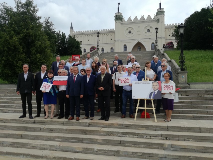 Oddają swój głos na Andrzeja Dudę. Wiec poparcia na placu Zamkowym