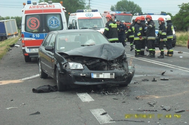 Wypadek w Ozorkowie. Zderzyły się trzy pojazdy, cztery osoby ranne 