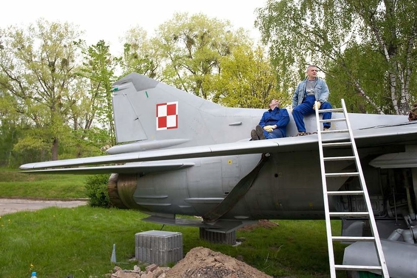 Przeprowadzka zabytkowych MiG-ów z terenu byłej bazy lotniczej w Redzikowie (fotostory)