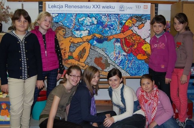 Uczniowie z Krasocina przy swojej pracy, która zapewniła im zwycięstwo krajowe.