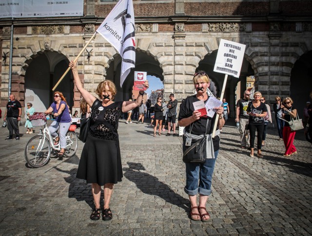 05.07.2016  gdanskdlugi targ , zielona bramakomitet obrony demokracji zorganizowal czarny protest  - manifestacja w obronie trybunalu konstytucyjnego fot. karolina misztal/polska pressdziennik baltycki