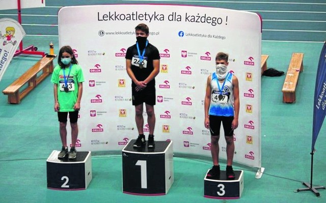 Bardzo dumny słupszczanin Igor Krzeszowski stoi na podium nr 1